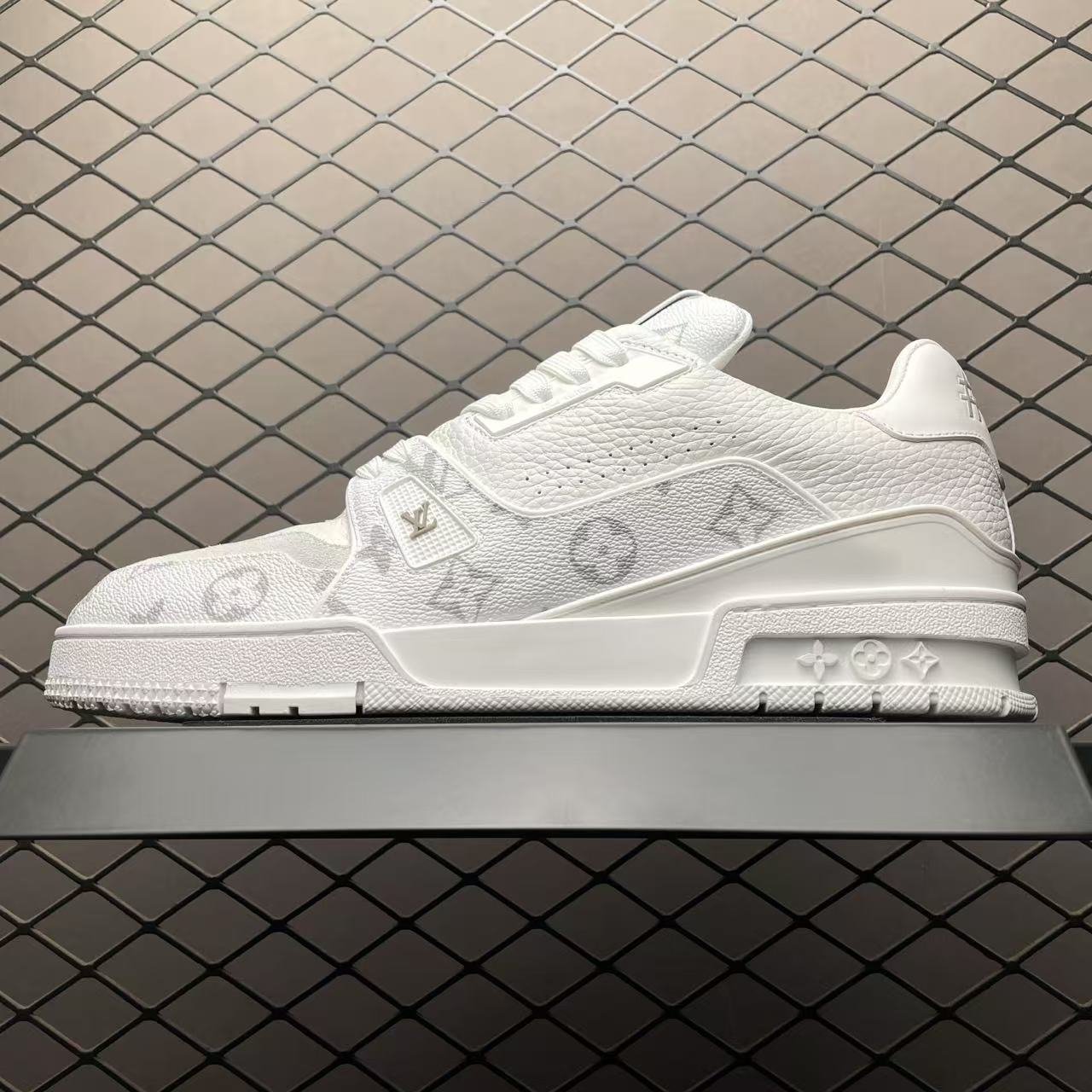 LOUIS VUITTON LV Trainer Sneaker white