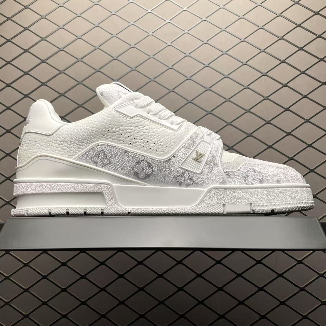 LOUIS VUITTON LV Trainer Sneaker white