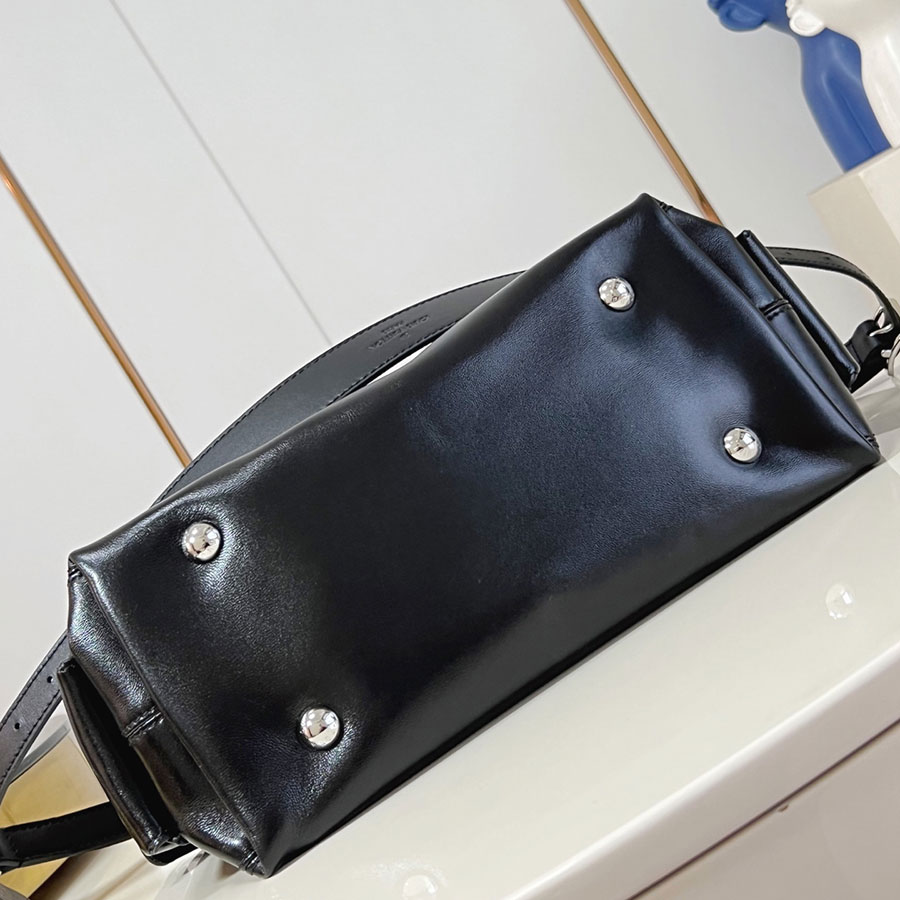 LOUIS VUITTON CarryAll Cargo Vibe LOUIS VUITTON CarryAll Cargo Vibe