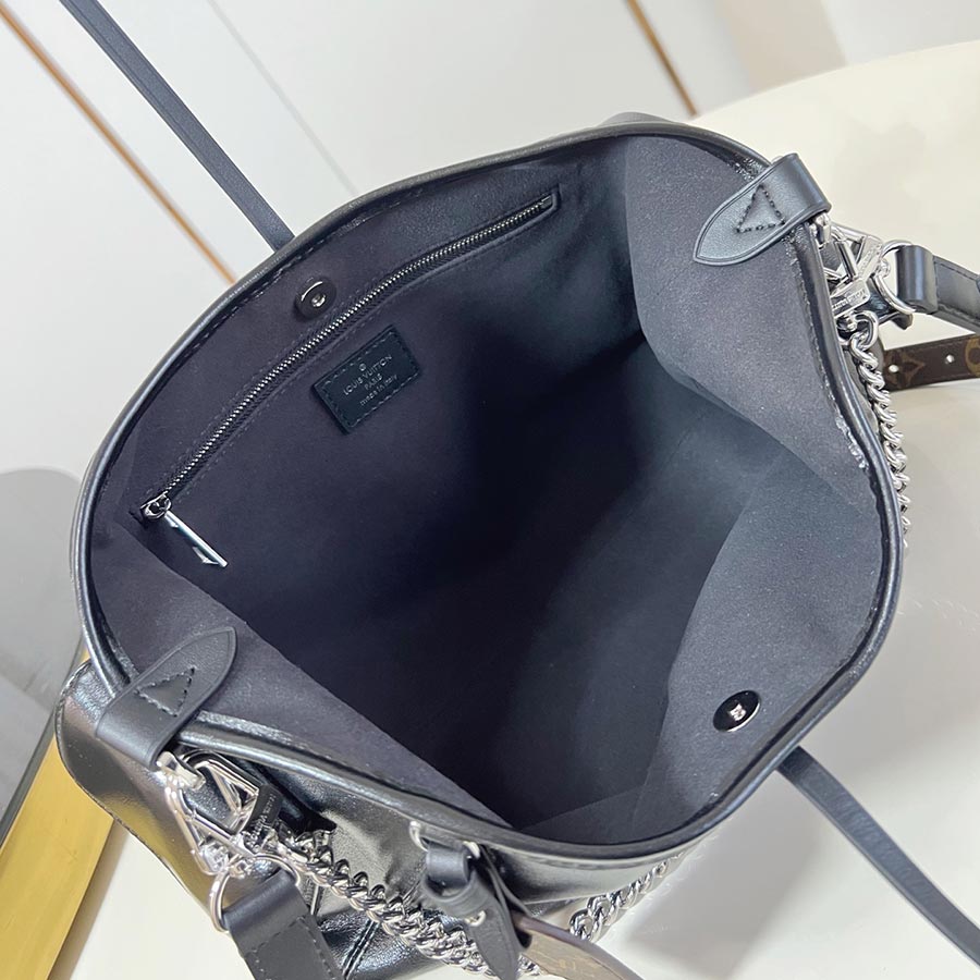 LOUIS VUITTON CarryAll Cargo Vibe LOUIS VUITTON CarryAll Cargo Vibe