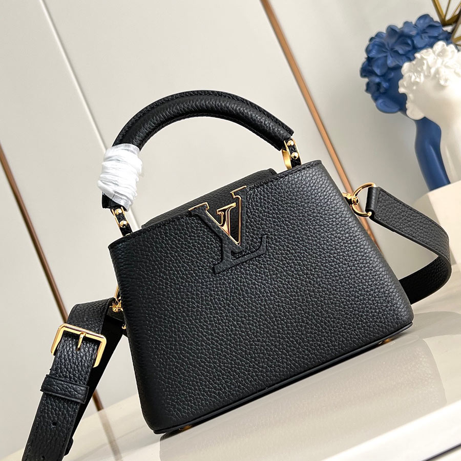 Louis Vuitton  Capucines  Taurillon