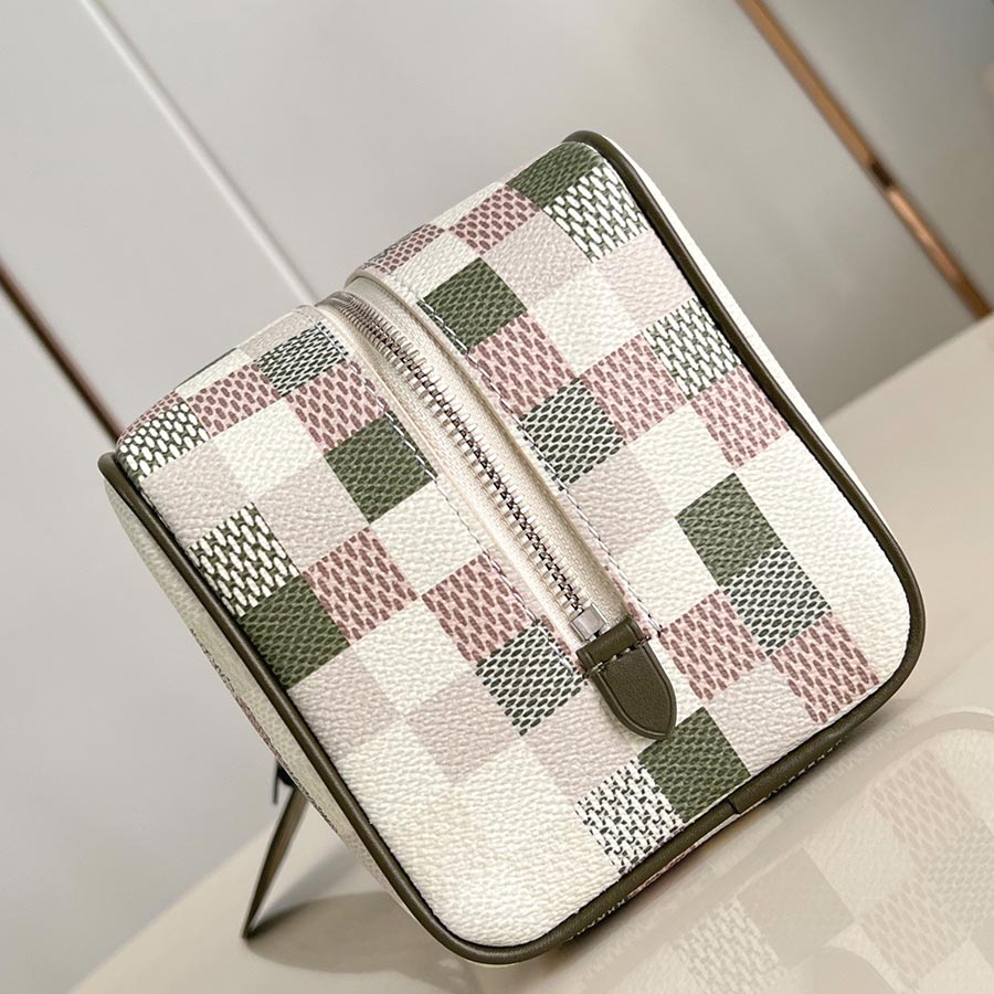 Louis Vuitton Locker Dopp Kit Damoflage Louis Vuitton Locker Dopp Kit Damoflage