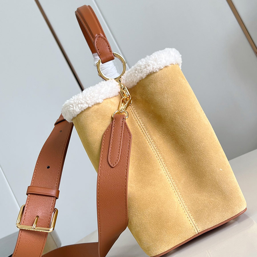 Louis Vuitton  SOUPLE Capucines Souple