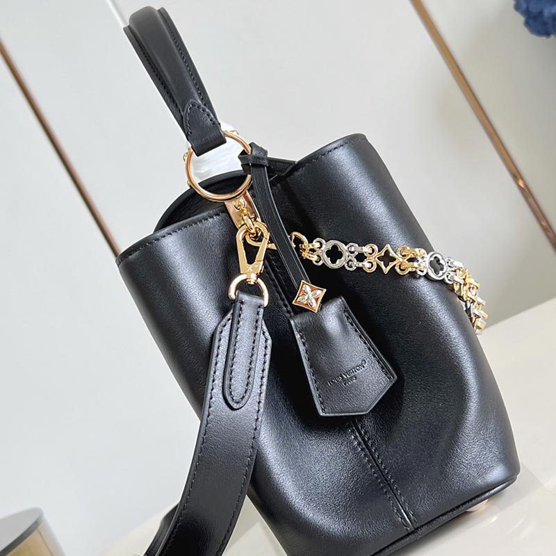 Louis Vuitton Capucines Souple