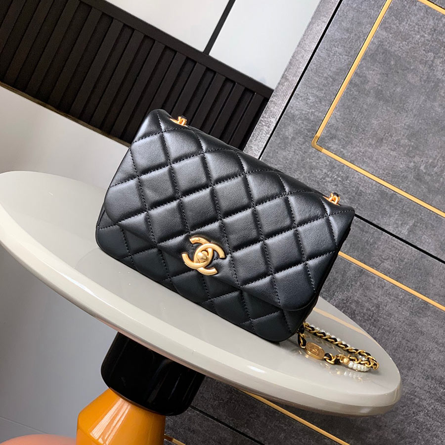 CHANEL Jumbo Classic Caviar Double Flap