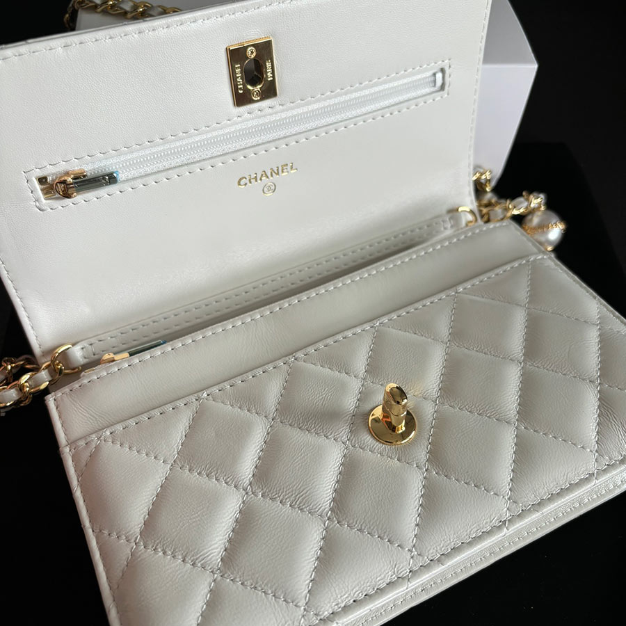 CHANEL Jumbo Classic Caviar Double Flap