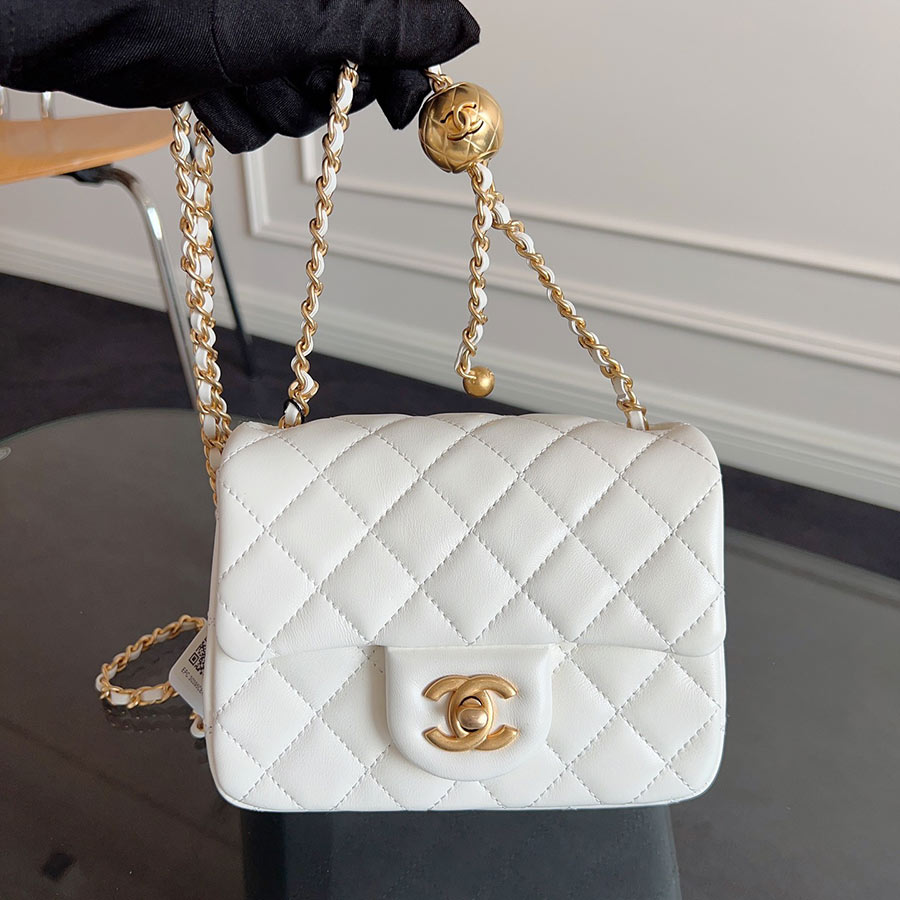 CHANEL Jumbo Classic Caviar Double Flap