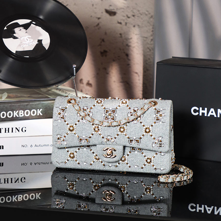 CHANEL Jumbo Classic Caviar Double Flap