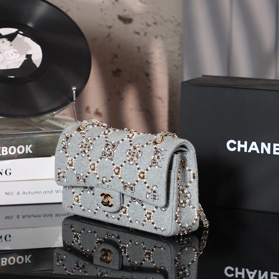 CHANEL Jumbo Classic Caviar Double Flap