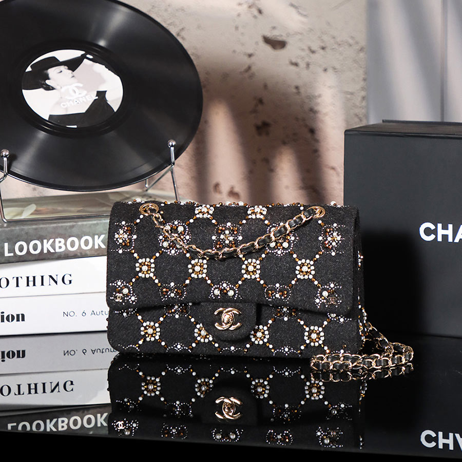 CHANEL  Jumbo Classic Caviar Double Flap