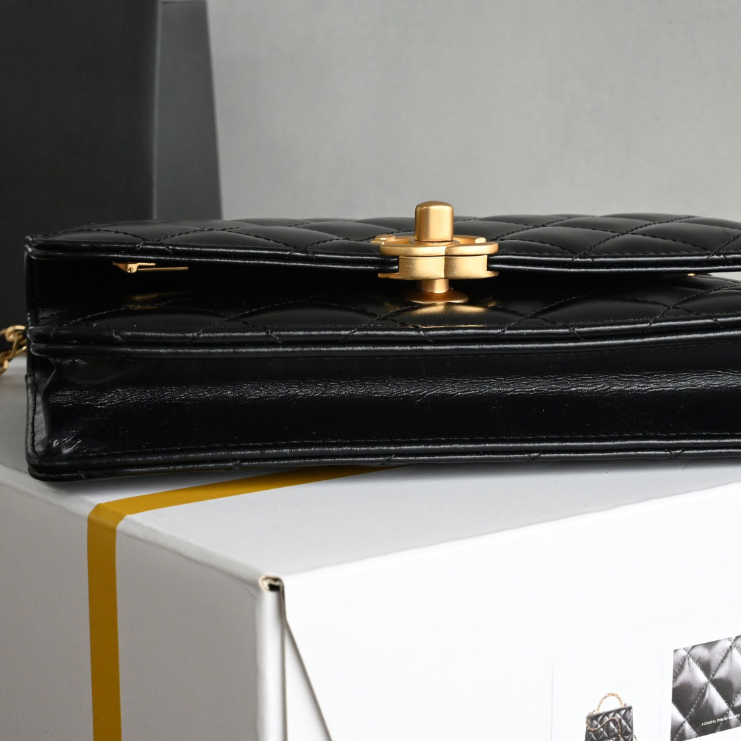CHANEL Jumbo Classic Caviar Double Flap