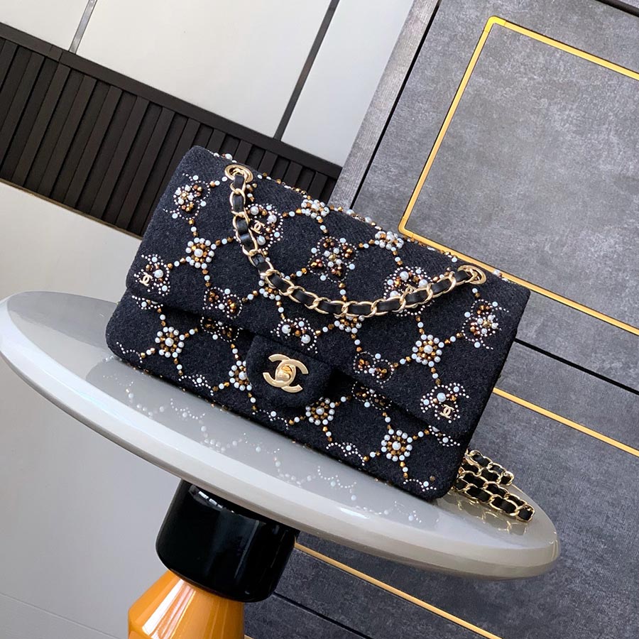 CHANEL Jumbo Classic Caviar Double Flap