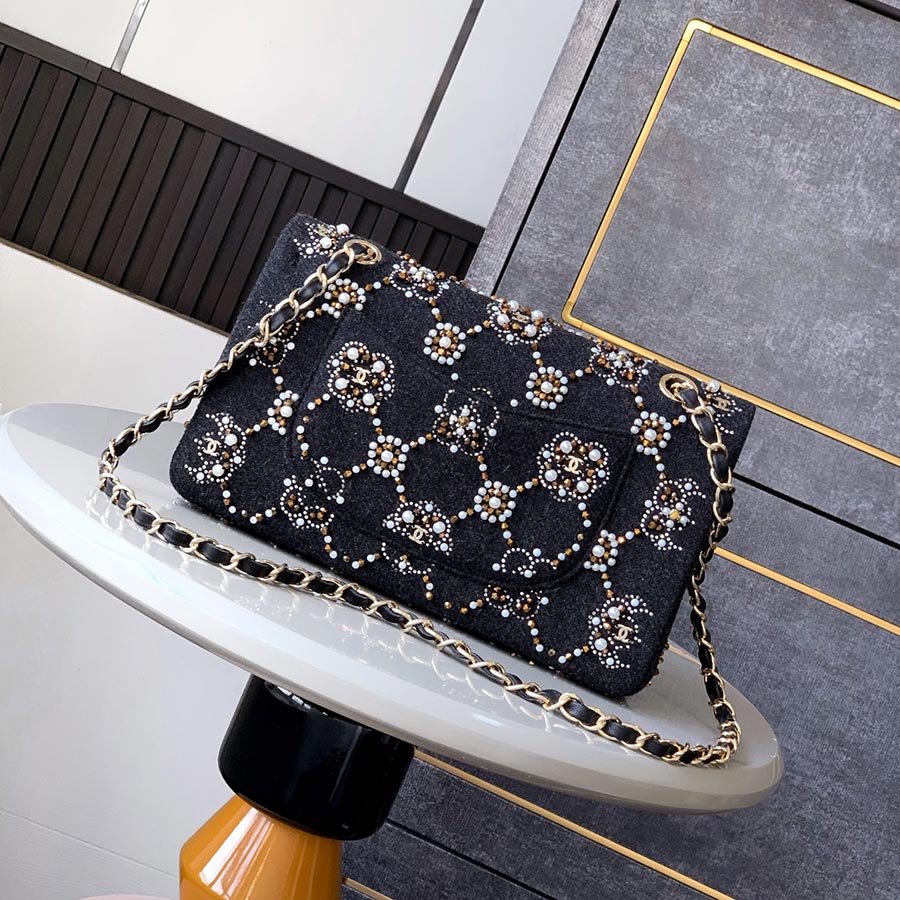 CHANEL Jumbo Classic Caviar Double Flap